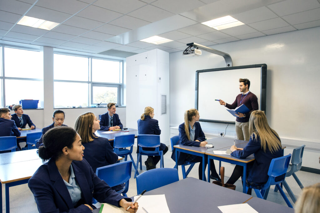 Male,Teacher,Is,Teaching,A,Group,Of,Teenagers,In,A